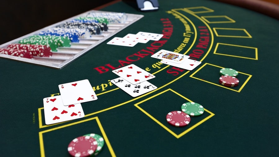 Tại sao số tiền mua tối thiểu cho Blackjack tại một số sòng bạc lại cao như vậy?
